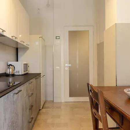 Giulio Apartment-train Station