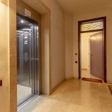 Giulio Apartment-train Station アパート *